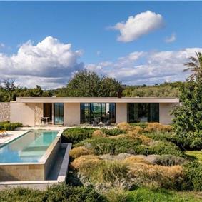 4 bedroom villa with infinity pool and sea views near Noto, Sicily, sleeps 8
